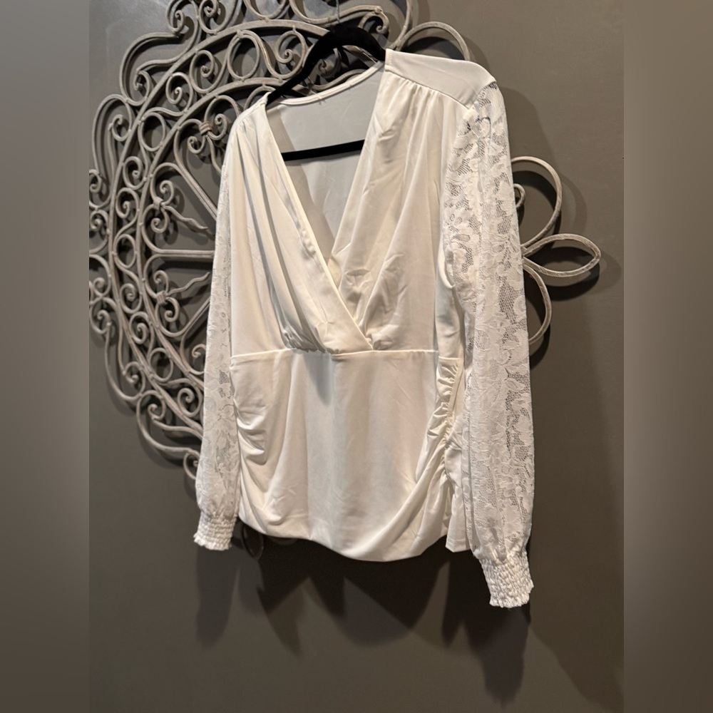 Women’s white lace sleeve top slinky knit body special occasion sz XL